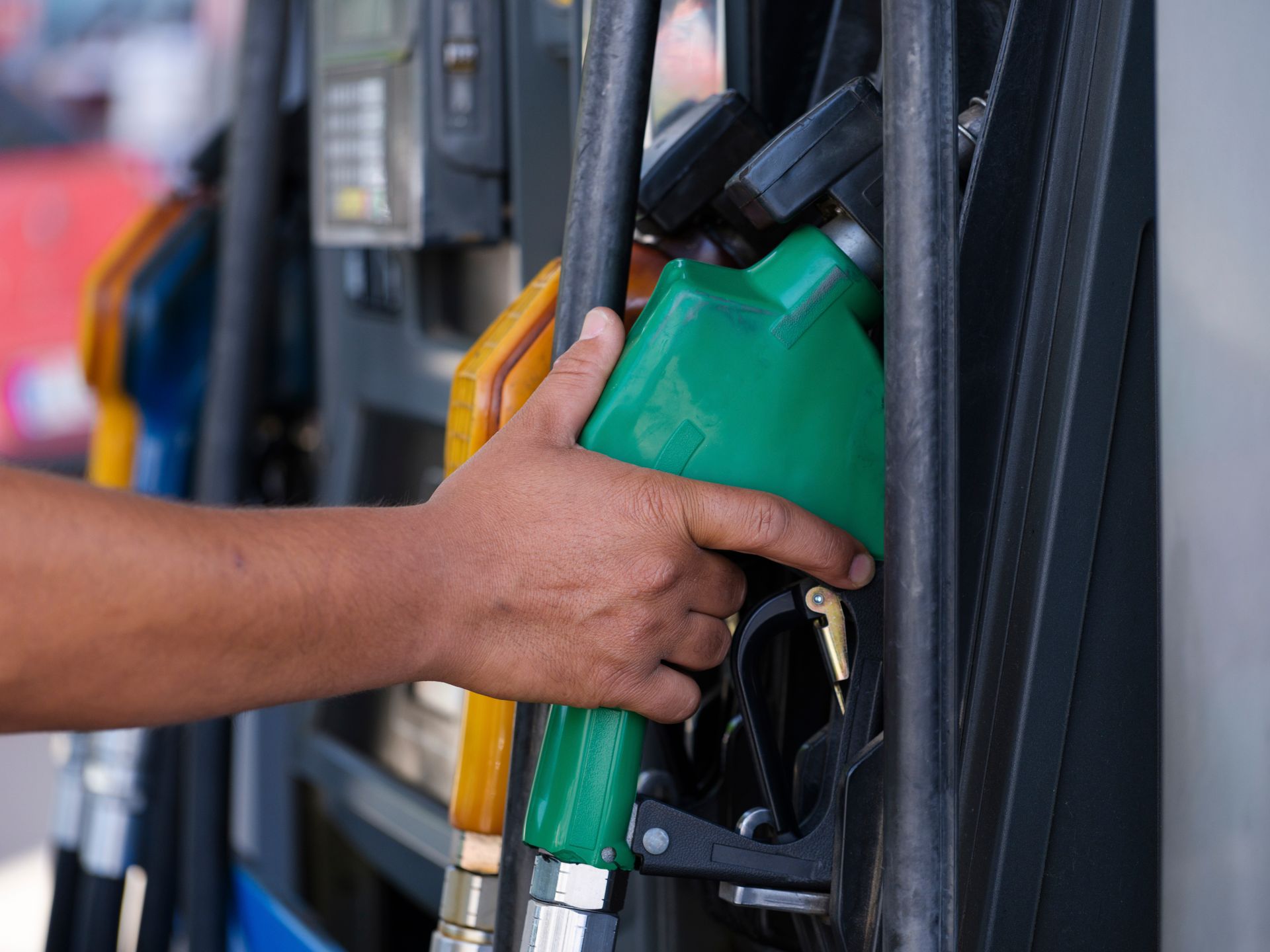 Perché la benzina costa così tanto? Accise e IVA